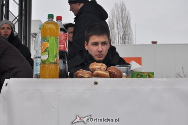 Arkadiusz Peca tegorocznym mistrzem Ostrołęki w jedzeniu pączków [16.II.2012] - zdjęcie #3 - eOstroleka.pl