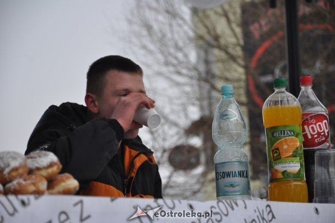 Arkadiusz Peca tegorocznym mistrzem Ostrołęki w jedzeniu pączków [16.II.2012] - zdjęcie #8 - eOstroleka.pl