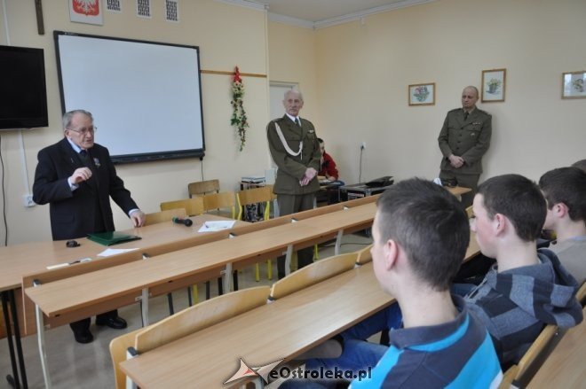 Klasa mundurowa z ZSP w Kadzidle spotkała się z kombatantami [15 III 2012] - zdjęcie #17 - eOstroleka.pl