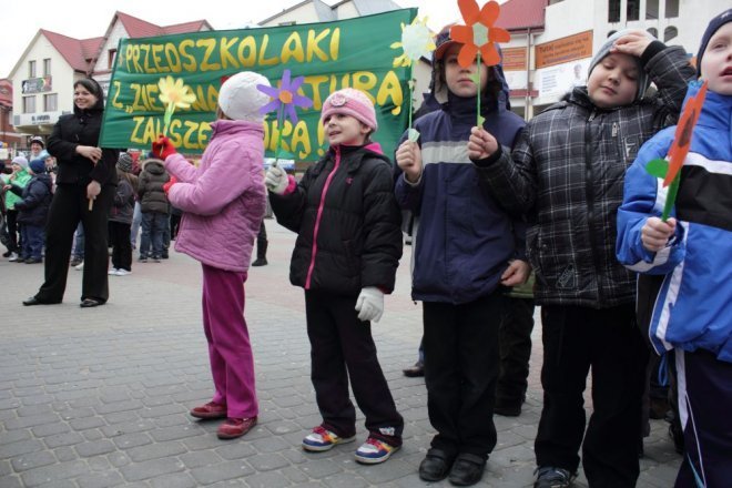 Przedszkolaki z Ostrołęki przywitały wiosnę [21.03.2012] - zdjęcie #5 - eOstroleka.pl