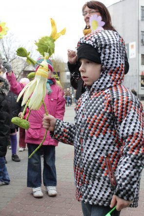 Przedszkolaki z Ostrołęki przywitały wiosnę [21.03.2012] - zdjęcie #6 - eOstroleka.pl