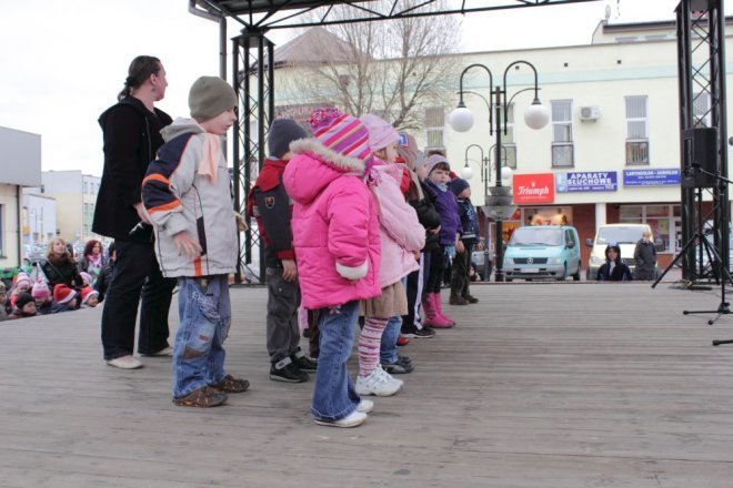 Przedszkolaki z Ostrołęki przywitały wiosnę [21.03.2012] - zdjęcie #13 - eOstroleka.pl