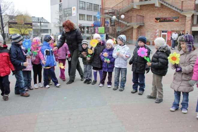 Przedszkolaki z Ostrołęki przywitały wiosnę [21.03.2012] - zdjęcie #18 - eOstroleka.pl