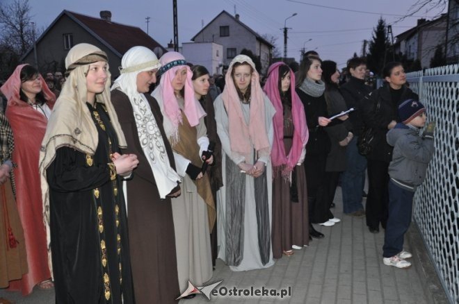Tłumy obejrzały Misterium Mękki Pańskiej w Rzekuniu [6.IV.2012] - zdjęcie #37 - eOstroleka.pl