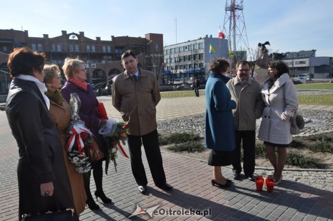 Ostrołęczanie uczcili pamięć ofiar katastrofy w Smoleńsku [10.IV.2012] - zdjęcie #4 - eOstroleka.pl