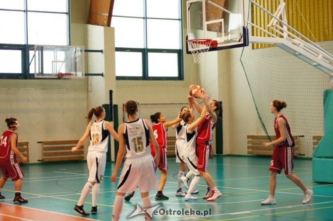 Półfinał MP Kobiet U-16: OSiR Trójka Żyrardów - MUKS Unia Basket Ostrołęka [26.05.2012] - zdjęcie #10 - eOstroleka.pl
