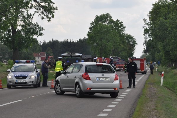 Śmiertelny wypadek w Dobrołęce: Ford został dosłownie zmiażdżony [31.V.2012]  - zdjęcie #1 - eOstroleka.pl