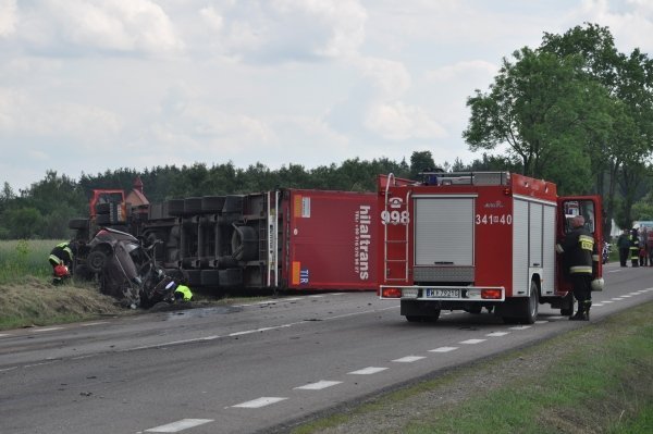 Śmiertelny wypadek w Dobrołęce: Ford został dosłownie zmiażdżony [31.V.2012]  - zdjęcie #2 - eOstroleka.pl