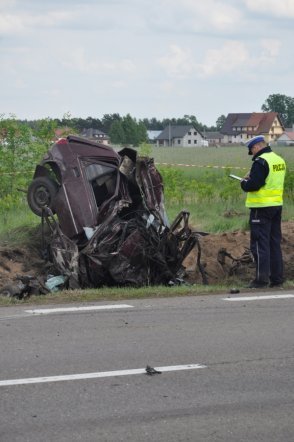 Śmiertelny wypadek w Dobrołęce: Ford został dosłownie zmiażdżony [31.V.2012]  - zdjęcie #4 - eOstroleka.pl