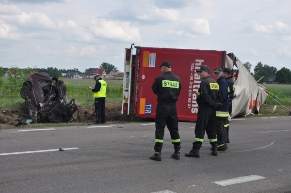 Śmiertelny wypadek w Dobrołęce: Ford został dosłownie zmiażdżony [31.V.2012]  - zdjęcie #5 - eOstroleka.pl