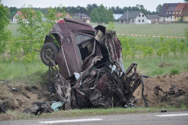 Śmiertelny wypadek w Dobrołęce: Ford został dosłownie zmiażdżony [31.V.2012]  - zdjęcie #8 - eOstroleka.pl