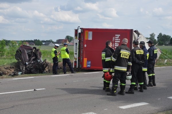 Śmiertelny wypadek w Dobrołęce: Ford został dosłownie zmiażdżony [31.V.2012]  - zdjęcie #10 - eOstroleka.pl