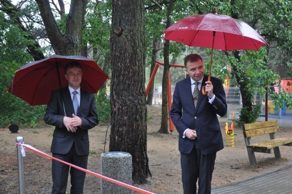Park przy ulicy Bursztynowej oficjalnie otwarty [1.VI.2012] - zdjęcie #4 - eOstroleka.pl
