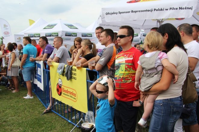 Mobllna strefa kibica w Ostrołęce: Tak kibicowali ostrołęczanie [10.VI.2012] - zdjęcie #45 - eOstroleka.pl