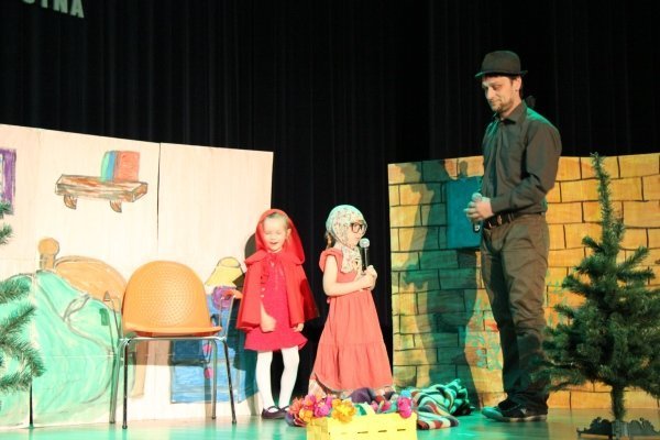 Ostrołęcka rodzina sięga po książki dla córki i syna: Rodzinne teatrzyki wystąpiły w OCK [13.VI.2012] - zdjęcie #28 - eOstroleka.pl