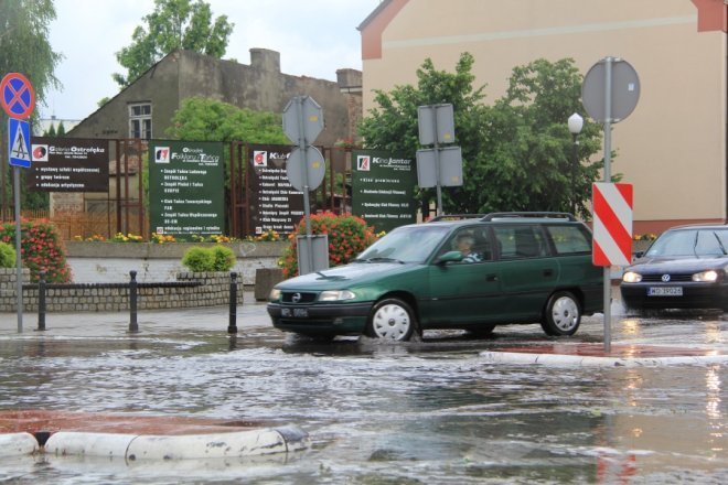 Grad i deszcz nad Ostrołęką: Blac bema pod wodą [11 VII 2012] - zdjęcie #15 - eOstroleka.pl