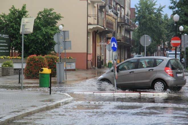 Grad i deszcz nad Ostrołęką: Blac bema pod wodą [11 VII 2012] - zdjęcie #16 - eOstroleka.pl