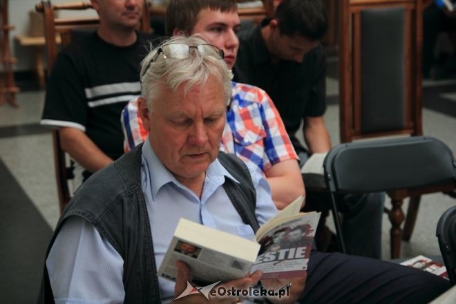 Promocja książki Bestie Tadeusza Płużańskiego [24.08.2012] - zdjęcie #17 - eOstroleka.pl