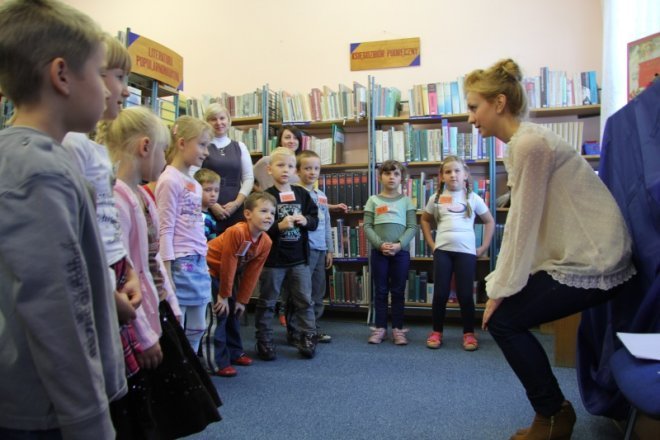 Polsko - angielskie czytanie dzieciom w Bibliotece Publicznej nr 2 [21 IX 2012] - zdjęcie #9 - eOstroleka.pl