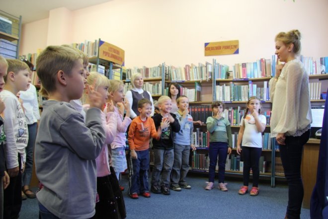 Polsko - angielskie czytanie dzieciom w Bibliotece Publicznej nr 2 [21 IX 2012] - zdjęcie #11 - eOstroleka.pl