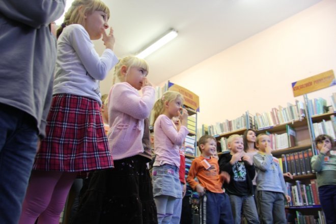 Polsko - angielskie czytanie dzieciom w Bibliotece Publicznej nr 2 [21 IX 2012] - zdjęcie #13 - eOstroleka.pl