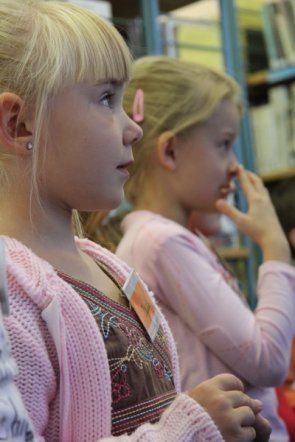 Polsko - angielskie czytanie dzieciom w Bibliotece Publicznej nr 2 [21 IX 2012] - zdjęcie #14 - eOstroleka.pl