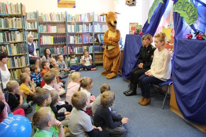 Polsko - angielskie czytanie dzieciom w Bibliotece Publicznej nr 2 [21 IX 2012] - zdjęcie #15 - eOstroleka.pl