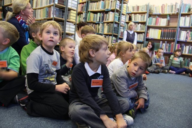 Polsko - angielskie czytanie dzieciom w Bibliotece Publicznej nr 2 [21 IX 2012] - zdjęcie #17 - eOstroleka.pl