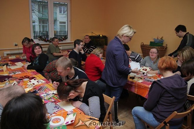„Motylki” przygotowały świąteczną niespodziankę dla niepełnosprawnych dzieci i młodzieży z DPS w Bielawkach [05.12.2012] - zdjęcie #1 - eOstroleka.pl