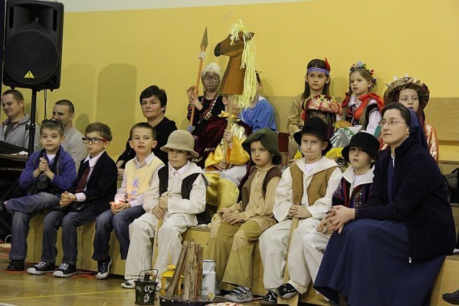 Świąteczne kolędowanie w Szkole Podstawowej nr 6 [18 XII 2012] - zdjęcie #16 - eOstroleka.pl