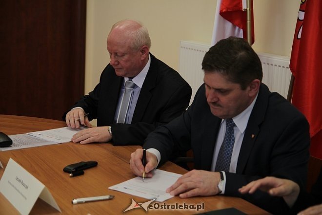 Podpisanie umowy z MZK [27.02.2013] - zdjęcie #17 - eOstroleka.pl