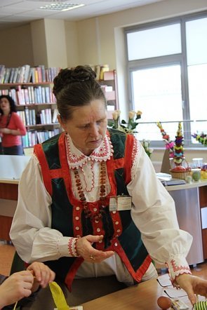 Nauczyciele uczyli się wykonywać świąteczne ozdoby ludowe [6 III 2013] - zdjęcie #5 - eOstroleka.pl