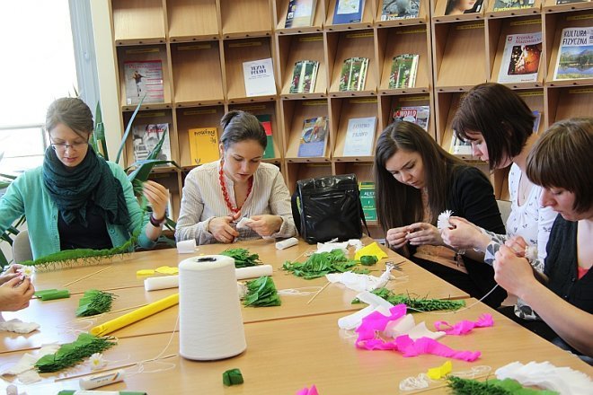 Nauczyciele uczyli się wykonywać świąteczne ozdoby ludowe [6 III 2013] - zdjęcie #12 - eOstroleka.pl