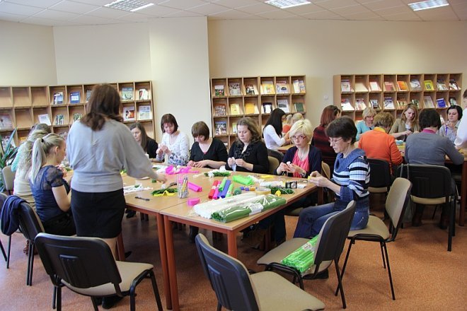 Nauczyciele uczyli się wykonywać świąteczne ozdoby ludowe [6 III 2013] - zdjęcie #19 - eOstroleka.pl
