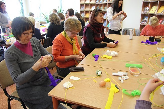 Nauczyciele uczyli się wykonywać świąteczne ozdoby ludowe [6 III 2013] - zdjęcie #26 - eOstroleka.pl