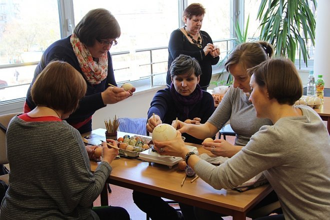 Nauczyciele uczyli się wykonywać świąteczne ozdoby ludowe [6 III 2013] - zdjęcie #27 - eOstroleka.pl