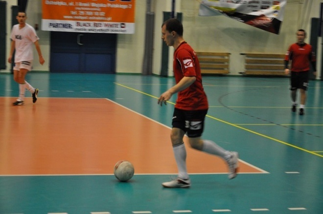 Nocna Liga Futsalu - ostatnia kolejka (05.04.2013) - zdjęcie #8 - eOstroleka.pl