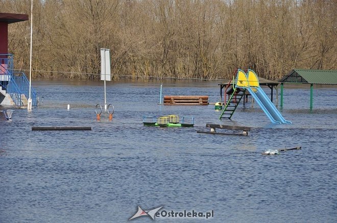Woda w Narwi przekroczyła już 4 metry [22.04.2013] - zdjęcie #16 - eOstroleka.pl