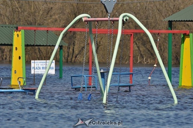 Woda w Narwi przekroczyła już 4 metry [22.04.2013] - zdjęcie #23 - eOstroleka.pl