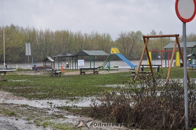 Obecny stan wody w Narwi [03.05.2013] - zdjęcie #21 - eOstroleka.pl