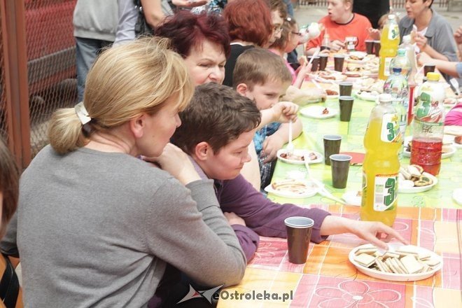 Dzień Dziecka stowarzyszenia Pomocna Dłoń [01.06.2013] - zdjęcie #12 - eOstroleka.pl