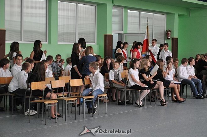 Uroczyste zakończenie roku szkolnego w Szkole Podstawowej nr 2 - zdjęcie #5 - eOstroleka.pl