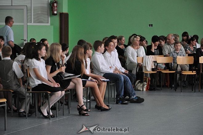 Uroczyste zakończenie roku szkolnego w Szkole Podstawowej nr 2 - zdjęcie #7 - eOstroleka.pl