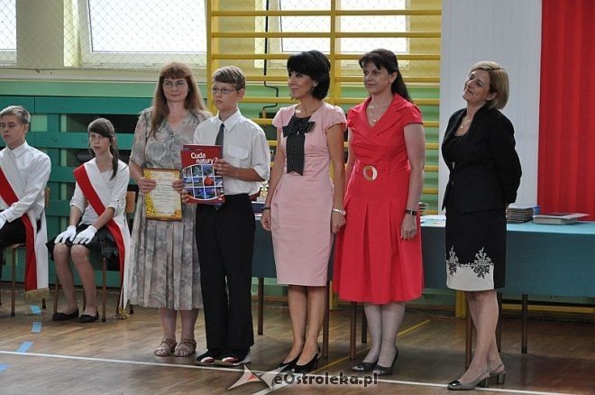 Uroczyste zakończenie roku szkolnego w Szkole Podstawowej nr 2 - zdjęcie #32 - eOstroleka.pl