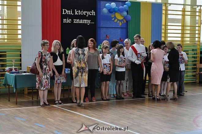 Uroczyste zakończenie roku szkolnego w Szkole Podstawowej nr 2 - zdjęcie #14 - eOstroleka.pl