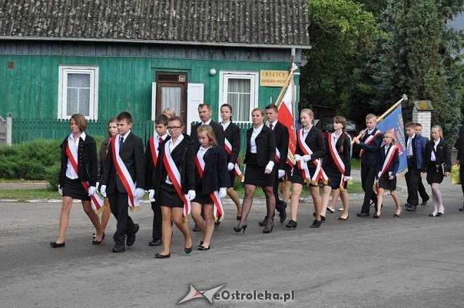 40 – lecie nadania imienia i uroczyste nadanie sztandaru szkole w Goworowie [03.09.2013] - zdjęcie #2 - eOstroleka.pl