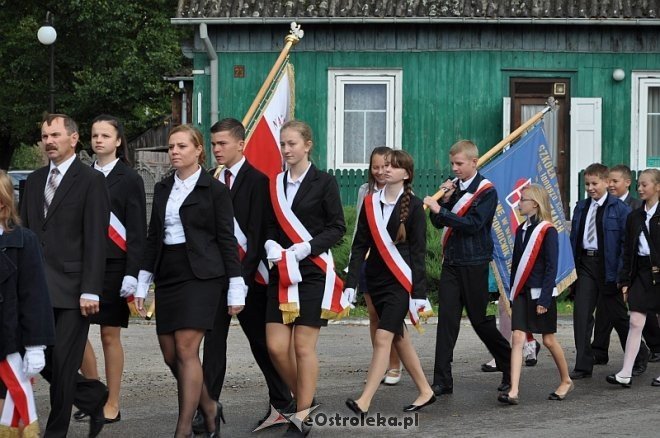 40 – lecie nadania imienia i uroczyste nadanie sztandaru szkole w Goworowie [03.09.2013] - zdjęcie #4 - eOstroleka.pl