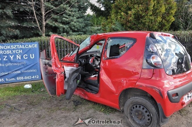 Kadzidło: Osobowy citroen wjechał pod ciężarówkę. Dwie osoby trafiły do szpitala [23.09.2013] - zdjęcie #4 - eOstroleka.pl
