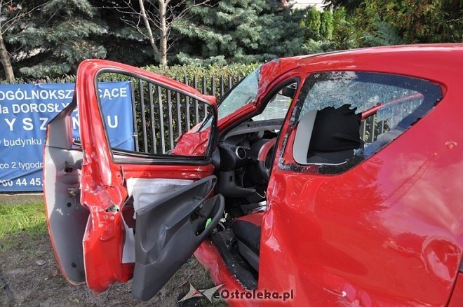 Kadzidło: Osobowy citroen wjechał pod ciężarówkę. Dwie osoby trafiły do szpitala [23.09.2013] - zdjęcie #6 - eOstroleka.pl