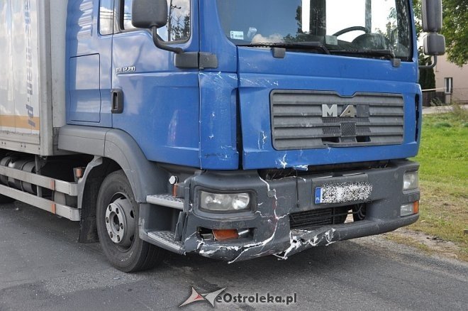Kadzidło: Osobowy citroen wjechał pod ciężarówkę. Dwie osoby trafiły do szpitala [23.09.2013] - zdjęcie #11 - eOstroleka.pl